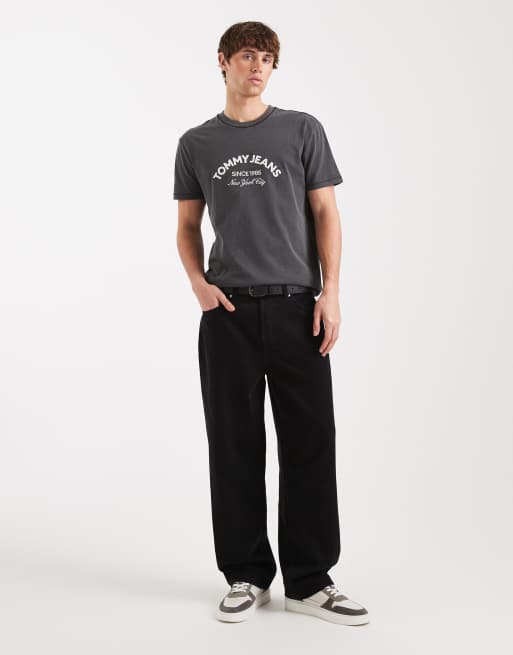 Tommy Jeans - T-shirt met logo op de borst in zwart, 2 van 5
