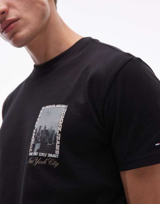 Tommy Jeans - T-shirt met postzegelfoto in zwart, 5 van 5