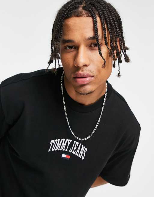 Tommy Jeans - T-shirt met skater pasvorm en logo in collegestijl in zwart