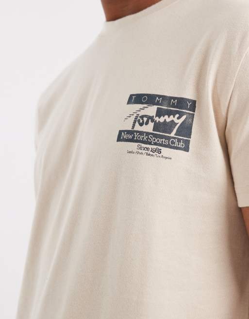Tommy Jeans - T-shirt met vlaglogoprint in beige, 2 van 5