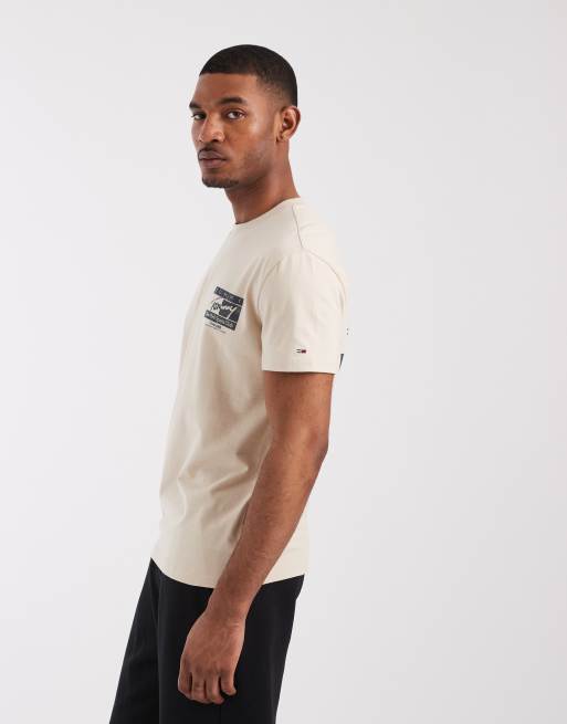 Tommy Jeans - T-shirt met vlaglogoprint in beige, 4 van 5