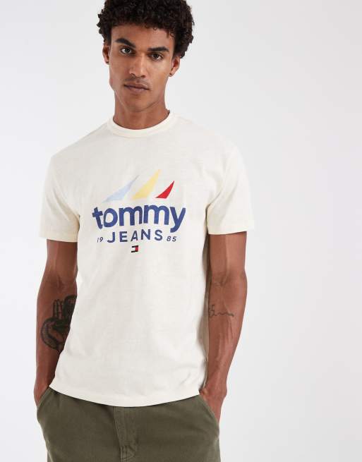 Tommy Jeans - T-shirt met zeillogo in beige, 2 van 5