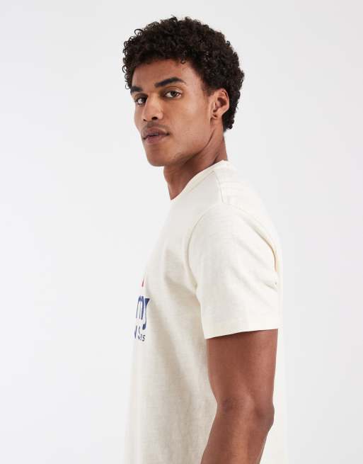 Tommy Jeans - T-shirt met zeillogo in beige, 5 van 5