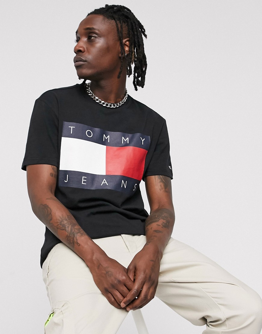 Tommy Jeans - T-shirt nera con logo grande a bandiera sul petto-Nero