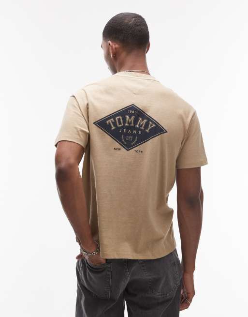 Tommy Jeans - T-shirt stile college color cuoio con stampa grafica sul retro