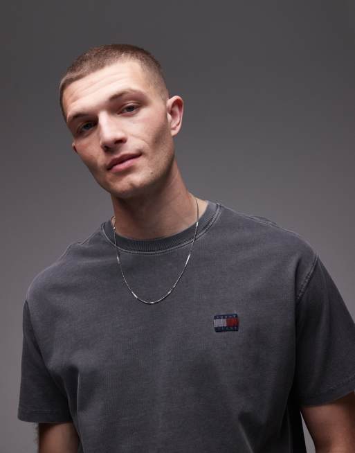 Tommy Jeans - T-shirt unisexe coupe standard à écusson - Noir délavé