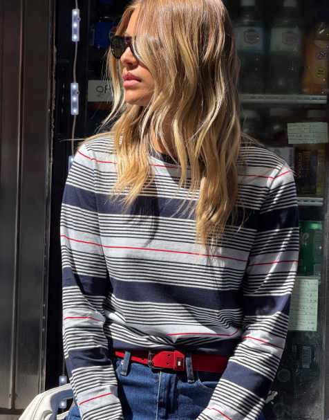 Tommy Jeans T-shirt van katoen met vlaglogo en lange mouwen in blauw/zwarte streep - view 1