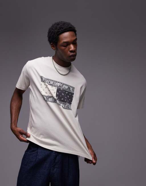 Tommy Jeans – T-shirt z dużym logo w formie flagi we wzór paisley w kolorze złamanej bieli i czerni