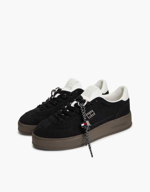 Tommy Jeans The greenwich suede logo charm trainers in black, 2 of 7