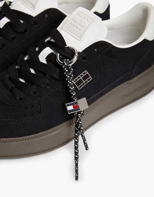 Tommy Jeans The greenwich suede logo charm trainers in black, 6 of 7