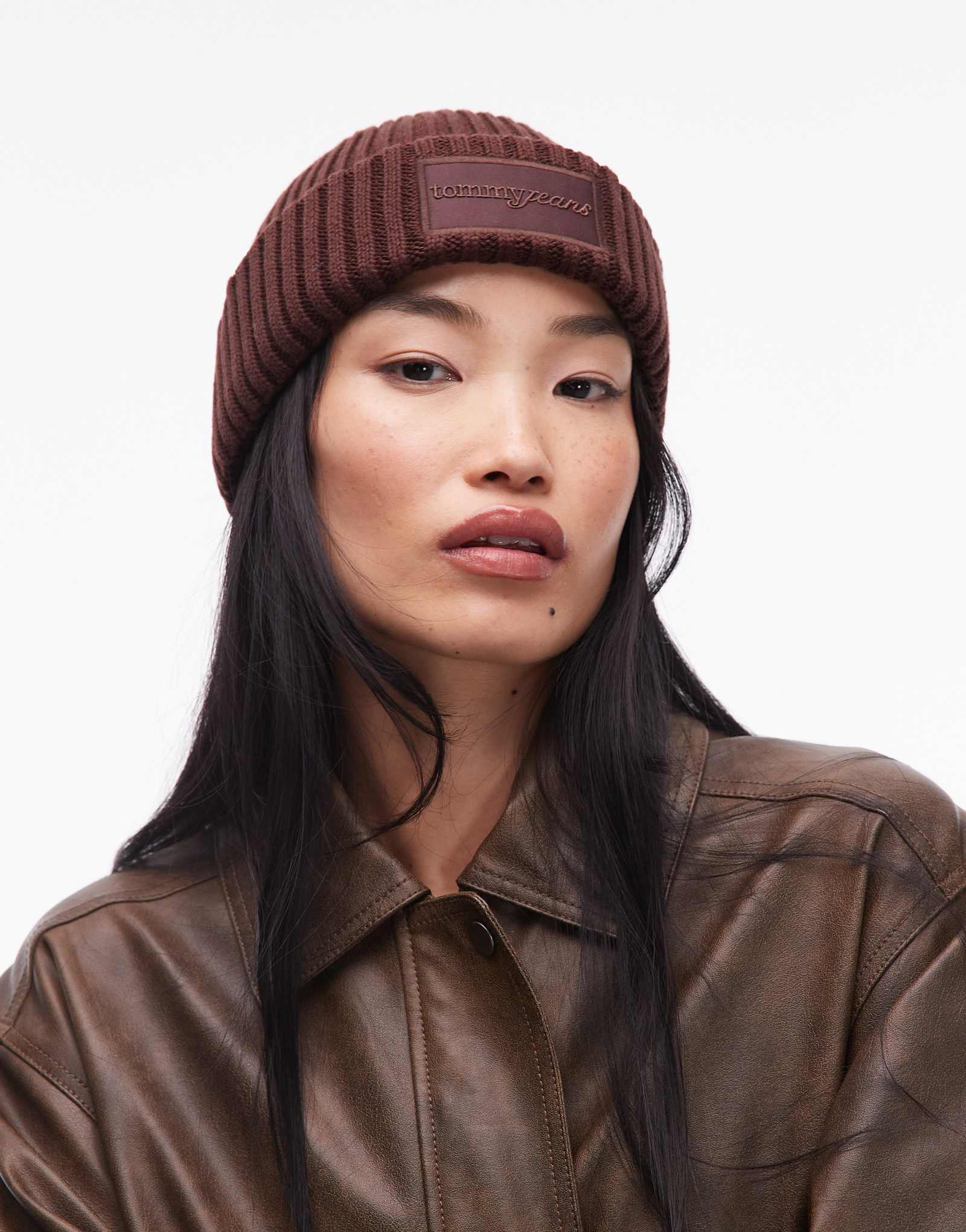 Толстая шапочка в рубчик от Tommy Jeans шоколадно-коричневого цвета