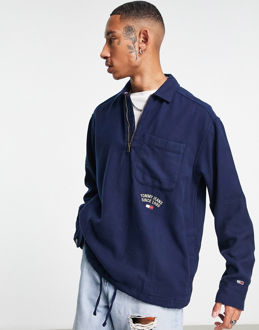 tommy jeans - timeless archive - overshirt i pullovermodell och bomull - marinblå