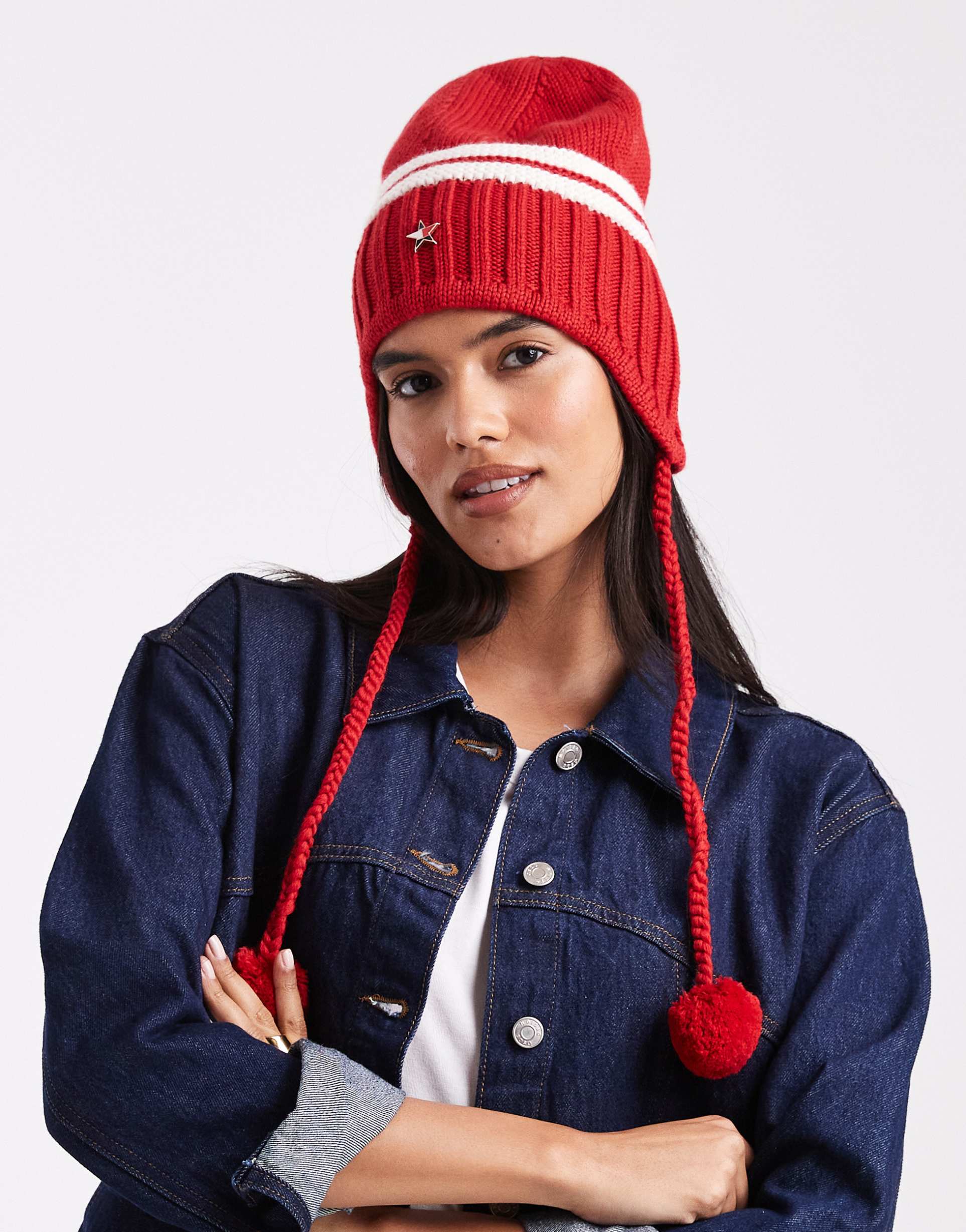 tommy jeans tommy girl chunky knit hat with pom-pom ties in red