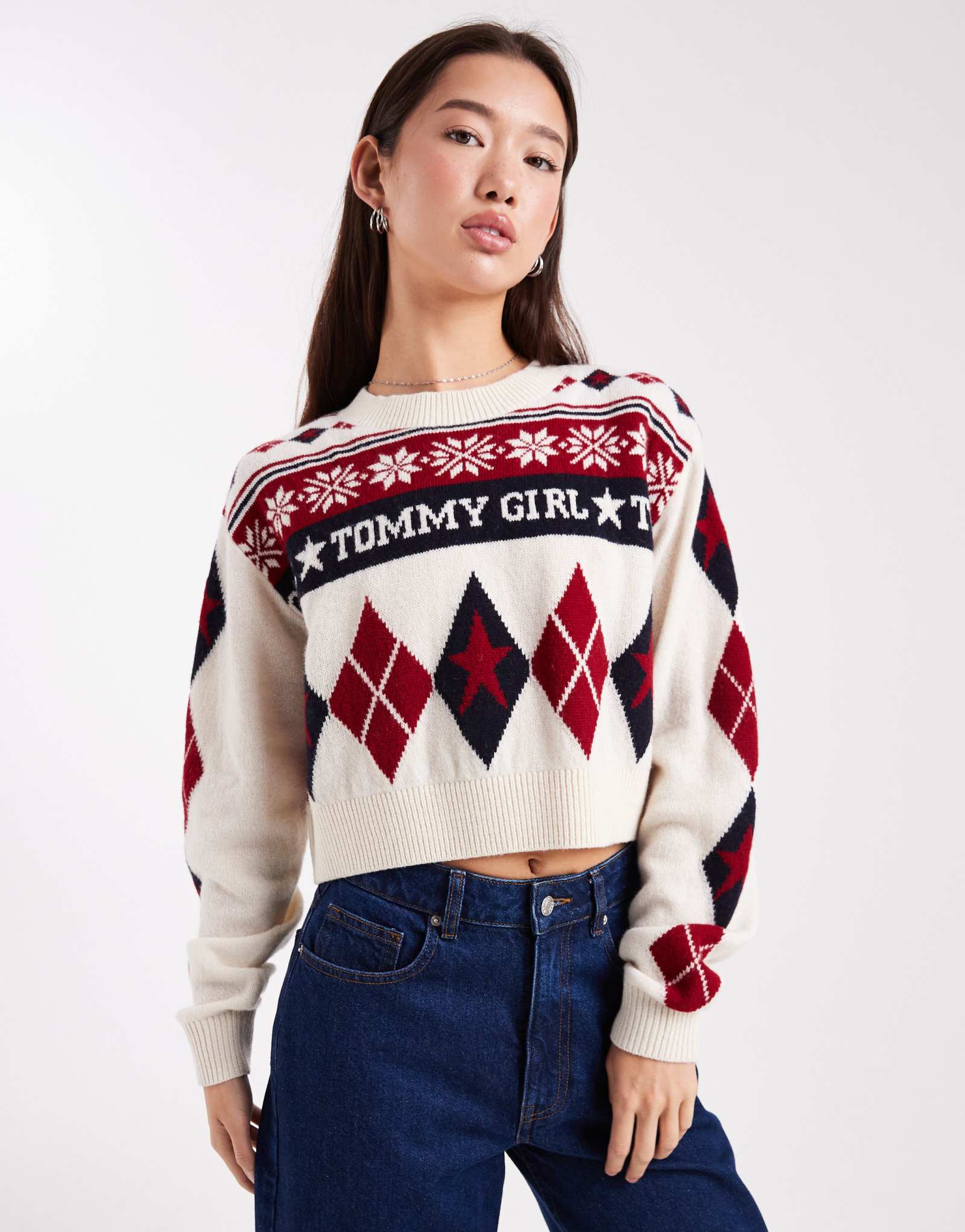 Джинсы Tommy, свитер Tommy Girl fair isle кремового цвета