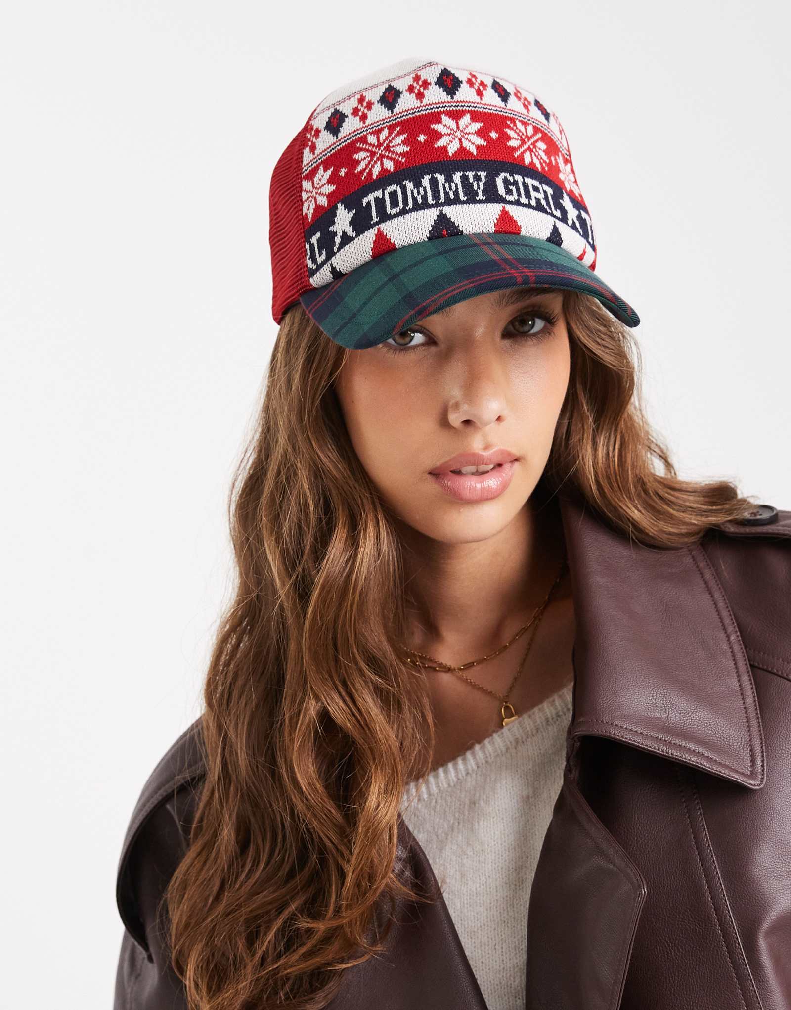 Джинсы Tommy Jeans tommy girl fair isle и клетчатая кепка дальнобойщика красного цвета