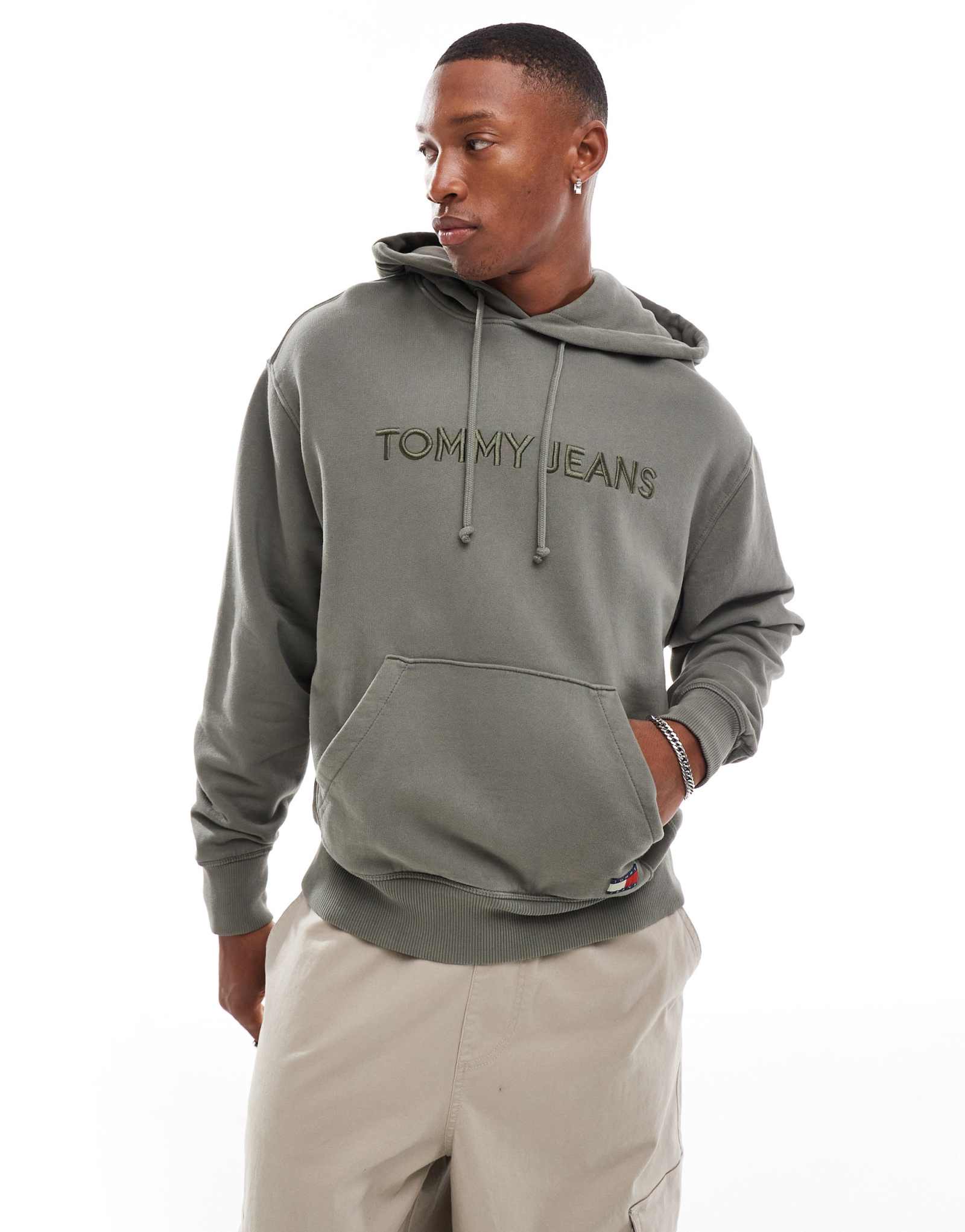 Толстовка с линейным логотипом Tommy Jeans в тон застиранному хаки