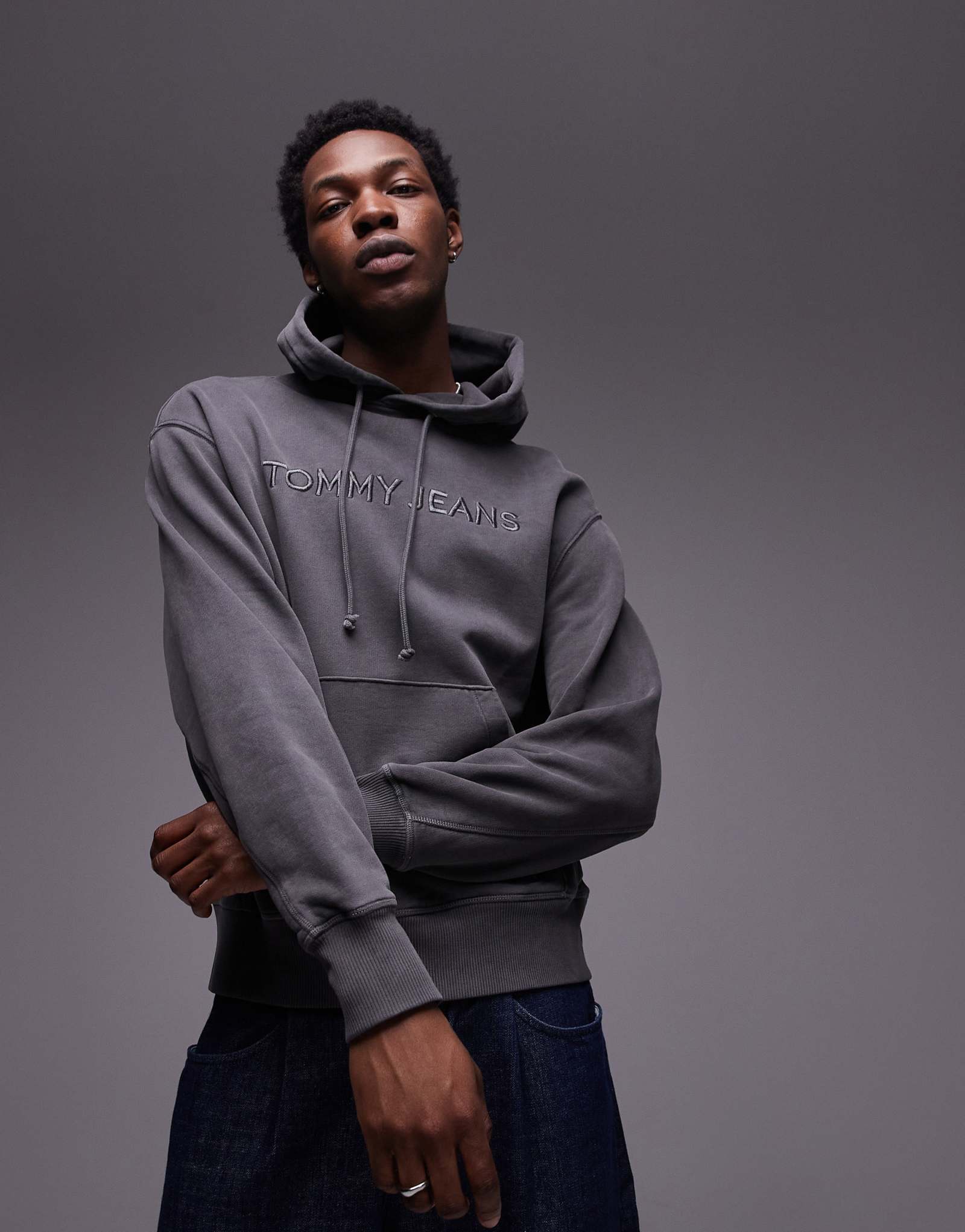 Застиранная черная толстовка с логотипом Tommy Jeans в тон