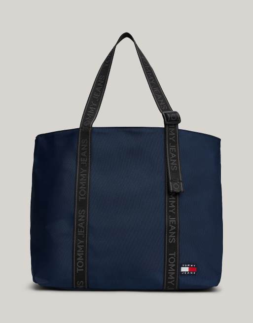 Tommy Jeans – Tragetasche in Blau mit sich wiederholendem Logo
