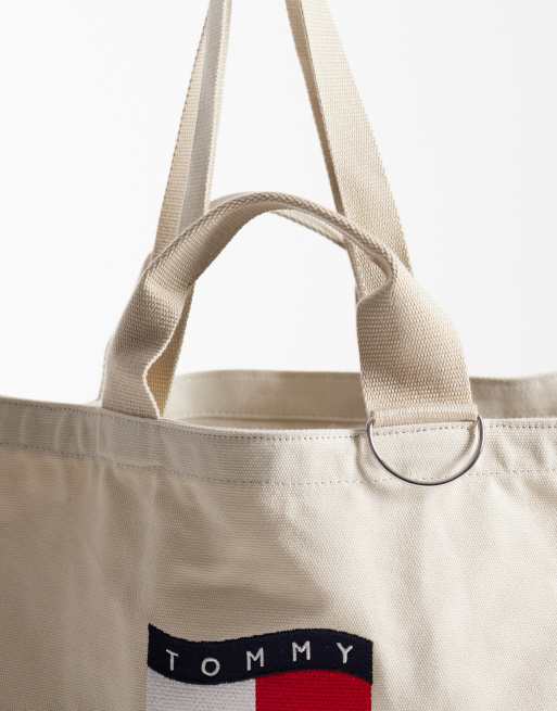 Tommy Jeans – Tragetasche in Cremeweiß mit welligem Logo, 3 von 4