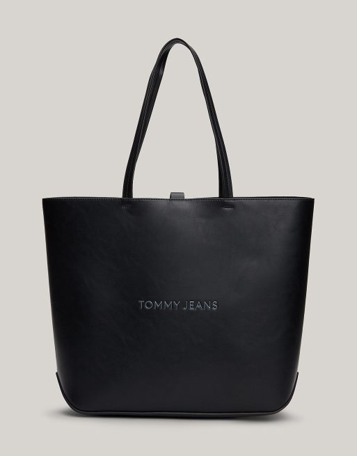 Tommy Jeans – Tragetasche in Schwarz mit Metall-Logo