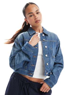 Tommy Jeans - Trucker-Jeansjacke in Mittelblau mit Faltendetail und Stickerei
