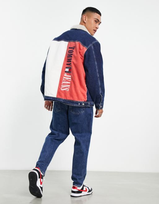 Tommy Jeans - Truckerjack van katoen gevoerd met sherpa met oversized archieflogo op de achterkant in donkere wassing