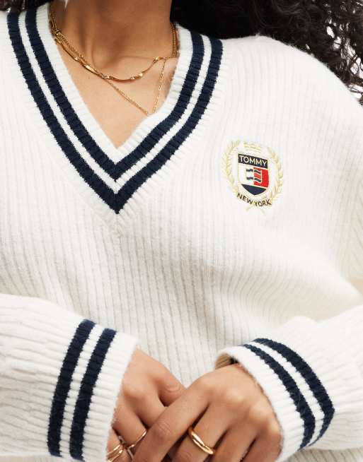 Tommy Jeans Trui jurk met V hals en embleem in wit ASOS