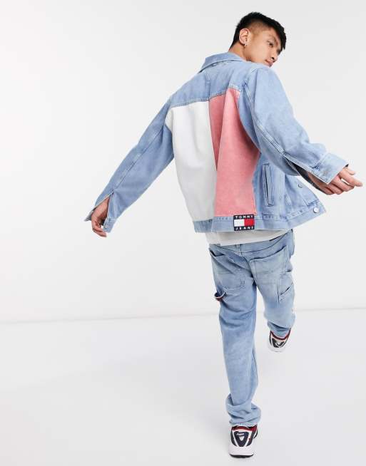 Tommy Jeans – Übergroße Denim-Truckerjacke mit Flaggenmuster in mittlerer Waschung