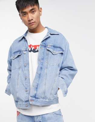 Tommy Jeans – Übergroße Denim-Truckerjacke mit Flaggenmuster in mittlerer  Waschung | ASOS