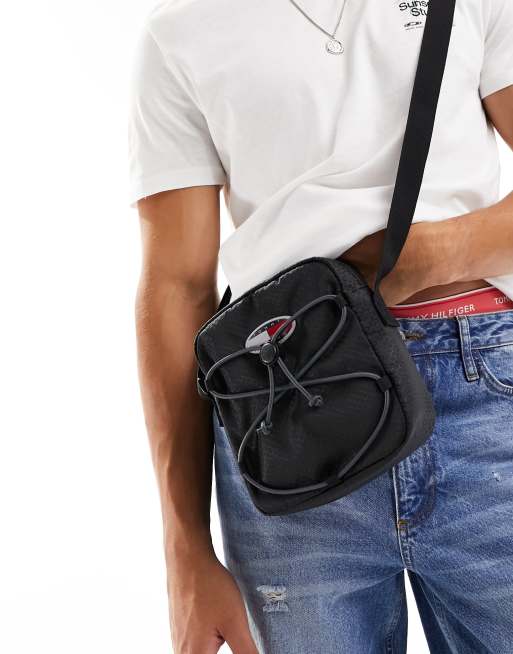 Tommy Jeans – Umhängetasche im Skater-Design in Schwarz