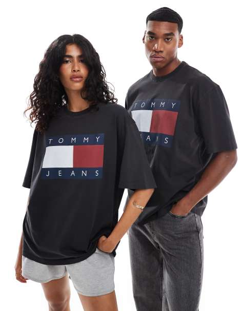 Tommy Jeans - Uniseks T-shirt met groot vlaglogo in zwart - view 1