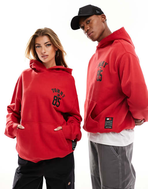 Tommy Jeans Unisex – Remastered 1985 – Czerwona bluza z kapturem i logo, 4 z 4