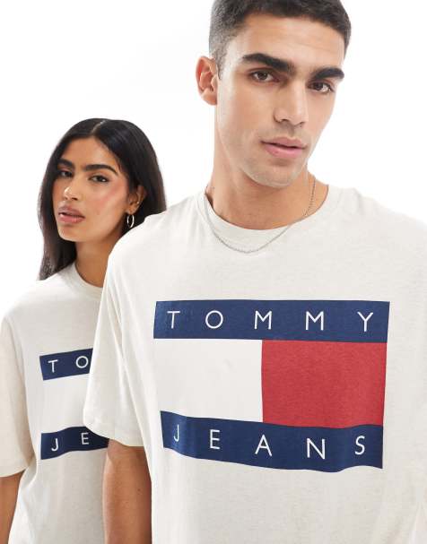 Tommy Jeans – Unisex-T-Shirt in gebrochenem Weiß mit großem Flaggen-Logo - view 1
