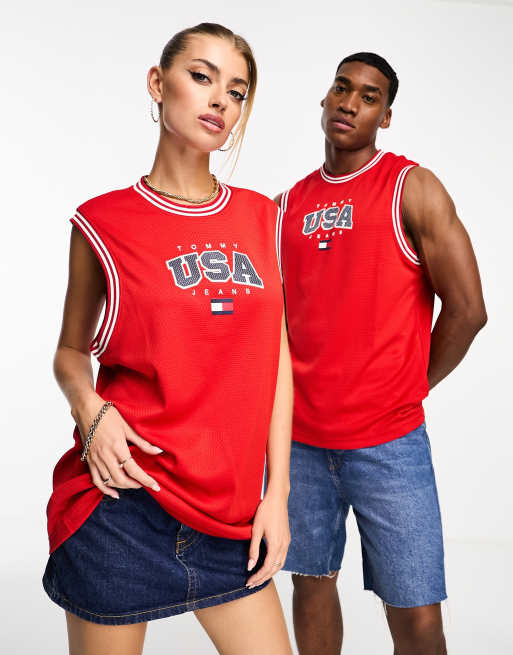 Tommy Jeans – Unisex – Tanktop in Rot mit mittigem „USA“-Logo