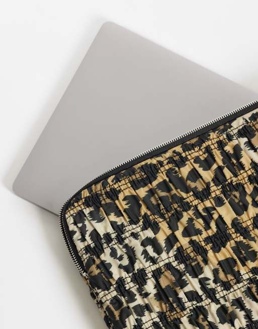 Tommy Jeans urban laptop case in leopard print, 2 of 4