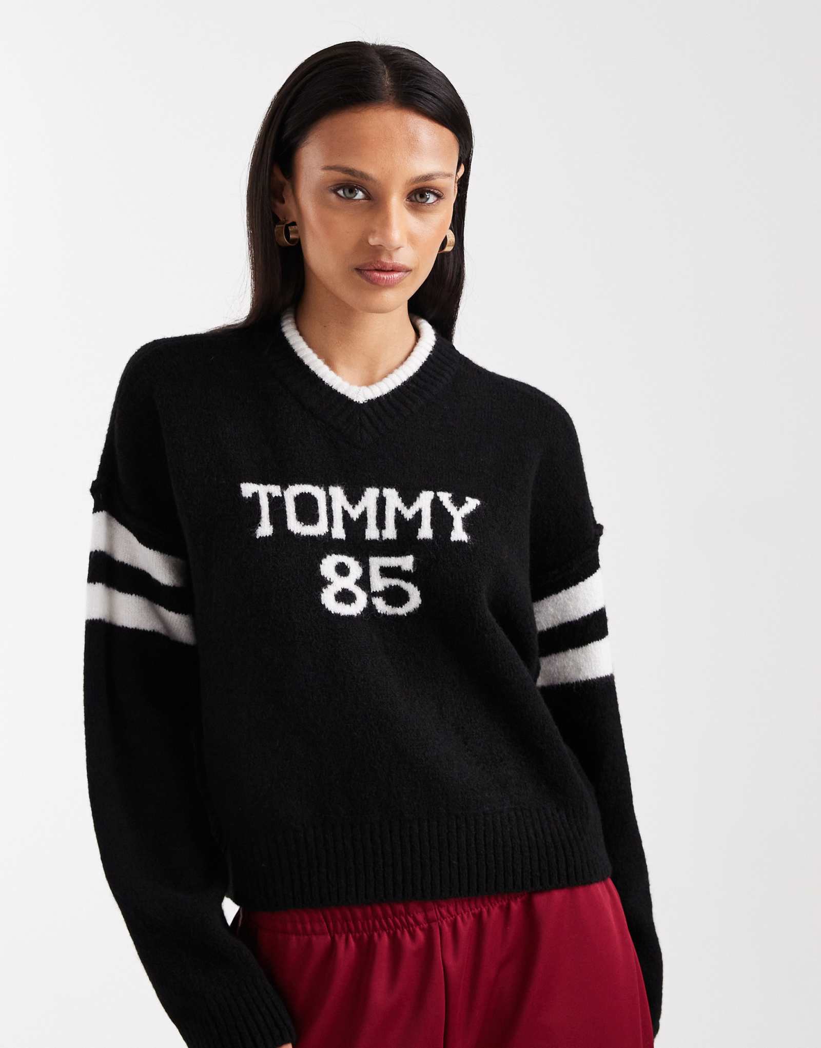 Свитер Tommy Jeans varsity 85 черного цвета