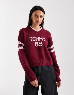 Tommy Jeans Varsity 85 Sweater In Burgundy