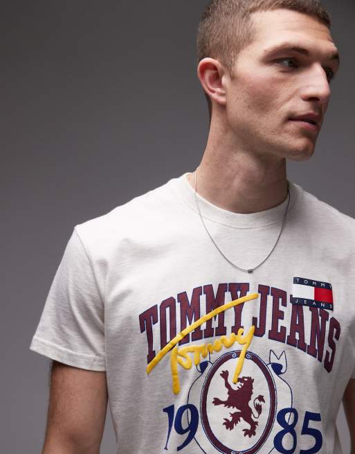 [ JEANS] Varsity Graphic T-shirt ★人気★ Tommy Jeans varsity university graphic t-shirt in oatmeal | ASOS