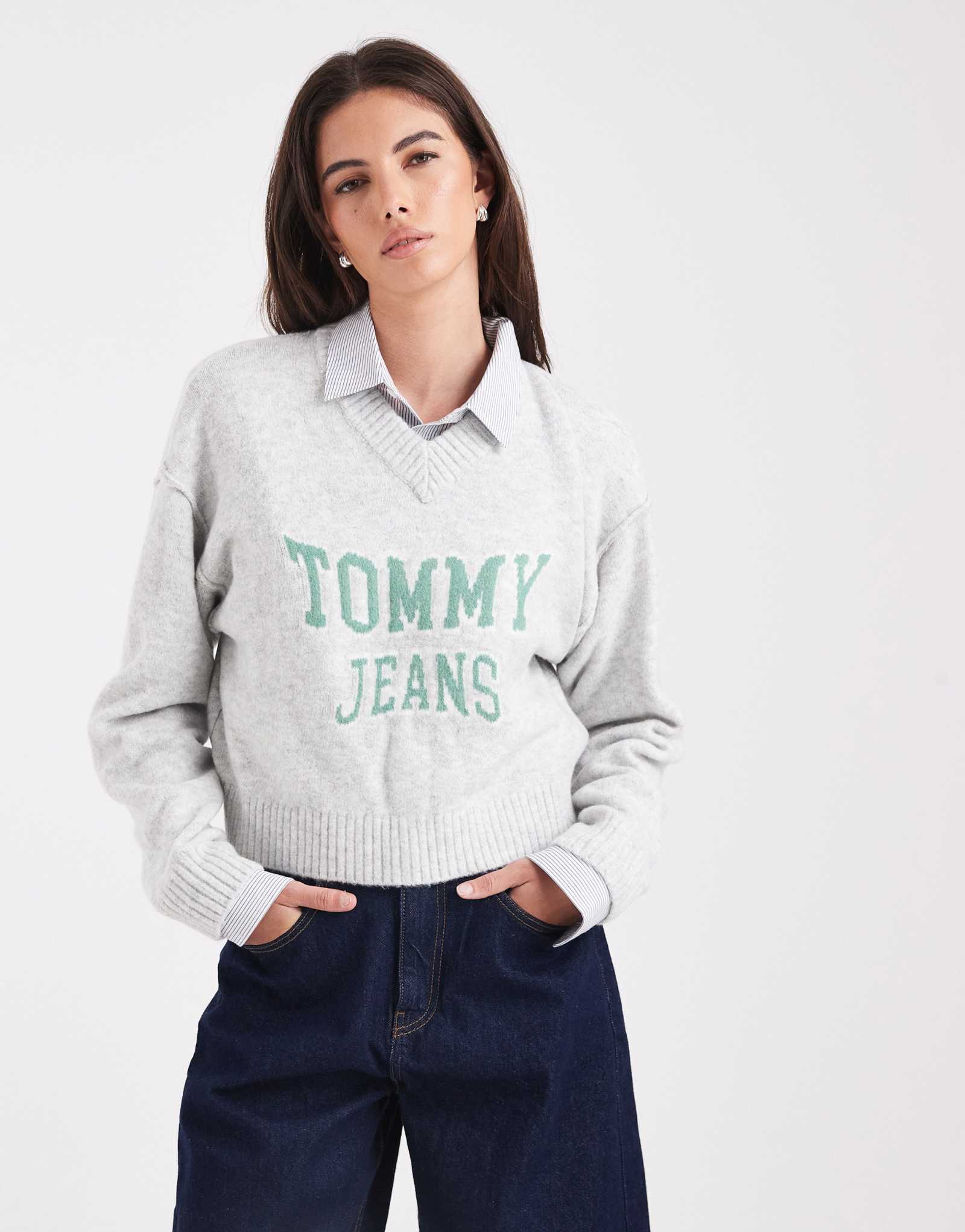 Университетский свитер с v-образным вырезом Tommy Jeans серо-зеленого цвета