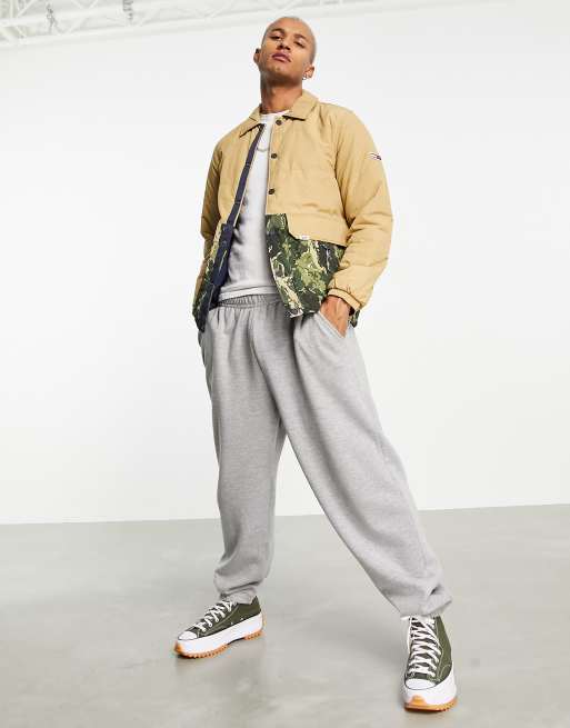 Tommy Jeans - Vendbar jakke med ensfarvet design og camouflage-design i marineblå/beige