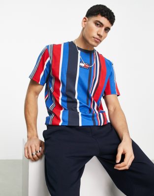 Tommy Jeans - Verticaal gestreept T-shirt met klassieke pasvorm en logo-badge in het midden in rood