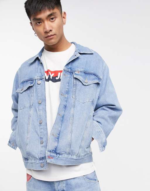 Tommy Jeans - Veste camionneur oversize en jean à imprimé drapeau - Délavage moyen, 2 de 4