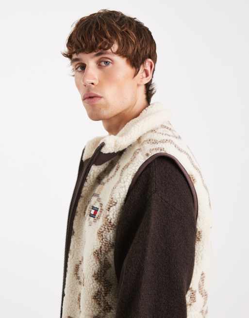 Tommy Jeans - Veste sans manches zippée en peluche à motifs - Marron, 4 de 5