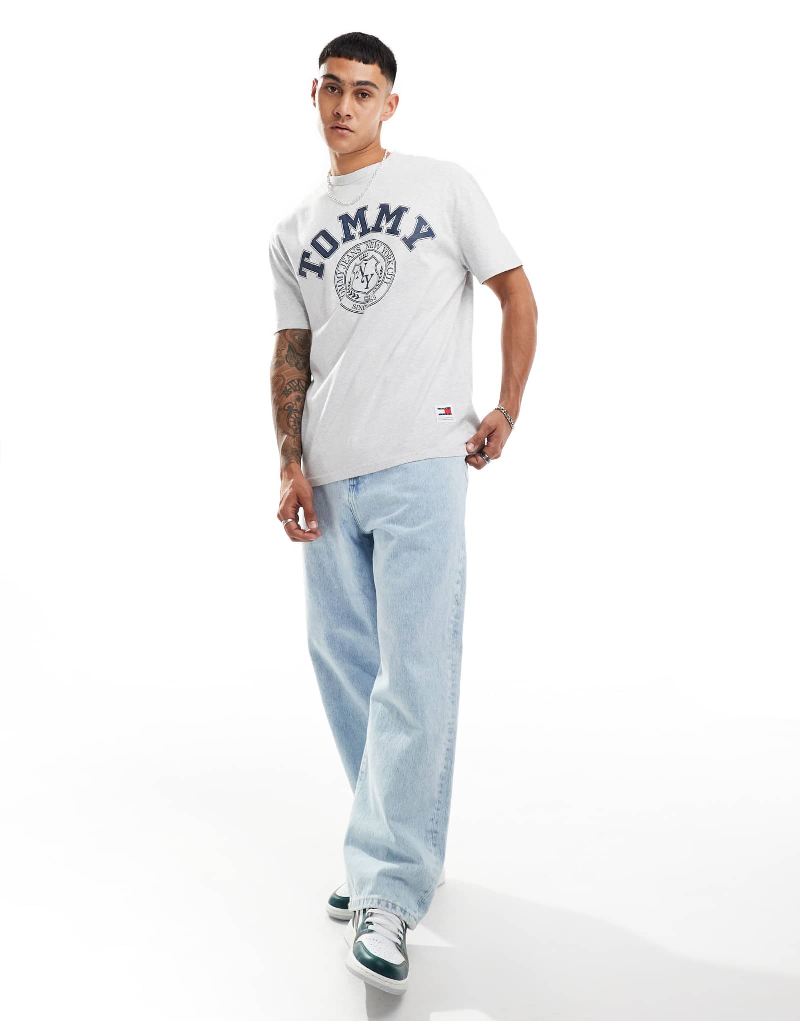 Винтажная футболка Tommy Jeans arch серого цвета