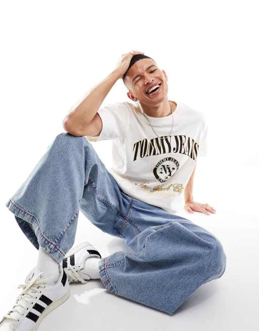 Tommy Jeans – Vit avslappnad t-shirt med logga i collegestil
