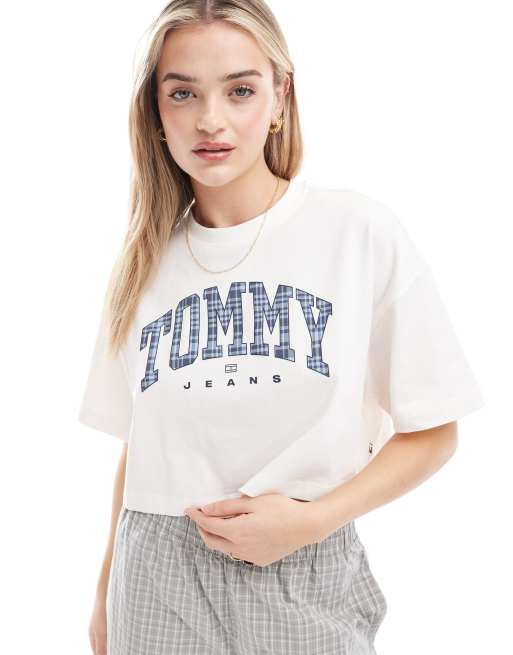 Tommy Jeans – Vit t-shirt i kort design, oversize med skotskrutig logga