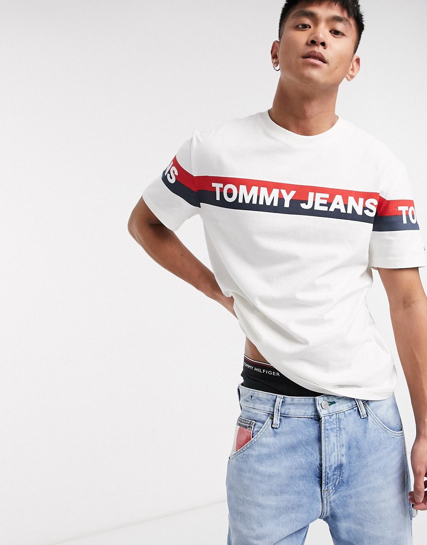 Tommy Jeans – Vit t-shirt med dubbla ränder och korsad logga på bröstet