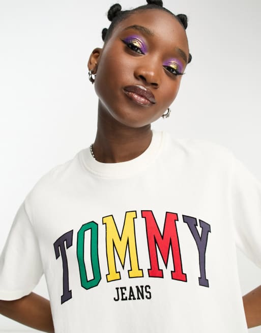 Tommy Jeans – Vit t-shirt med färgglad collegelogga
