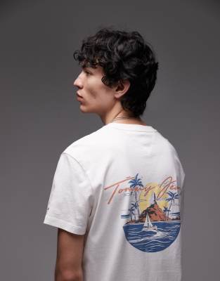 Tommy Jeans – Vit t-shirt med seglingstryck baktill - view 1
