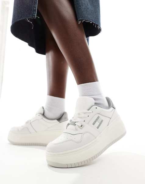 Tommy Jeans – Vita och silverfärgade basketsneakers i retrostil med flatformdesign - view 1